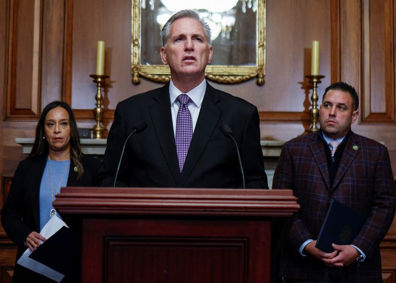© Reuters. U.S. House Speaker Kevin McCarthy (R-CA) speaks with reporters about a looming shutdown of the U.S. government at the Capitol in Washington, U.S., September 29, 2023. REUTERS/Jonathan Ernst