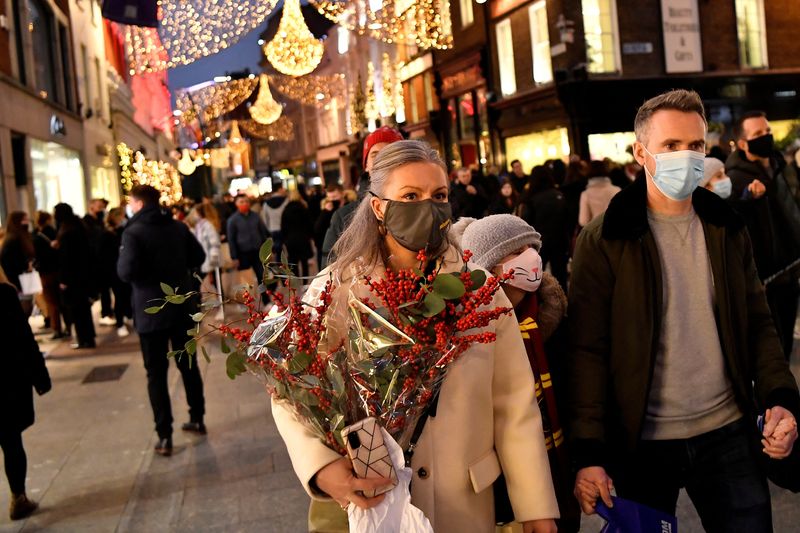 &copy; Reuters. Passanti passeggiano lungo Grafton Street a Dublino nel periodo natalizio, Irlanda, 19 dicembre 2021. REUTERS/Clodagh Kilcoyne/File Photo
