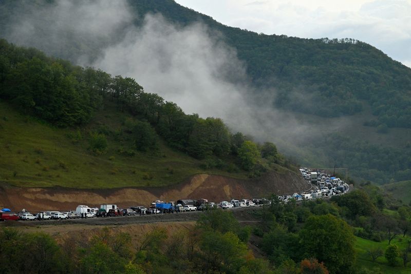 &copy; Reuters. FOTO DE ARCHIVO: Vehículos que transportan refugiados de Nagorno Karabaj, región habitada por armenios étnicos, hacen cola en la carretera que conduce hacia la frontera armenia, en Nagorno Karabaj. 25 de septiembre de 2023. REUTERS/David Ghahramanyan