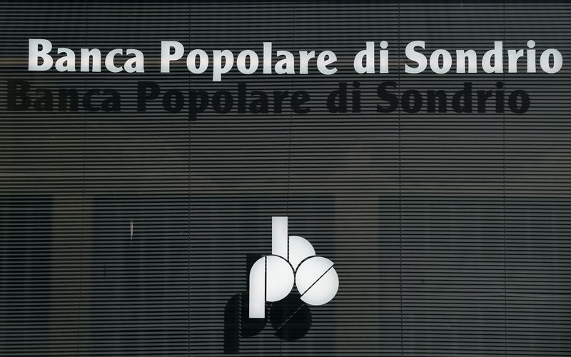 &copy; Reuters. Il logo di Banca Popolare di Sondrio è raffigurato all'esterno di una filiale della società, a Monza, Italia, 5 febbraio 2020. REUTERS/Flavio Lo Scalzo
