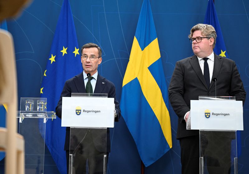 &copy; Reuters. El primer ministro sueco, Ulf Kristersson, y el ministro de Justicia, Gunnar Strommer, asisten a una rueda de prensa en la que hablaron sobre el último aumento de la violencia relacionada con las bandas en Estocolmo, Suecia. 29 de septiembre de 2023. Age