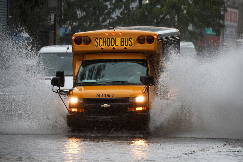 © Reuters. A school bus drives on a flooded street, as the remnants of Tropical Storm Ophelia bring flooding across mid-Atlantic and Northeast, in the Brooklyn borough of New York City, U.S., September 29, 2023.  REUTERS/Brendan McDermid