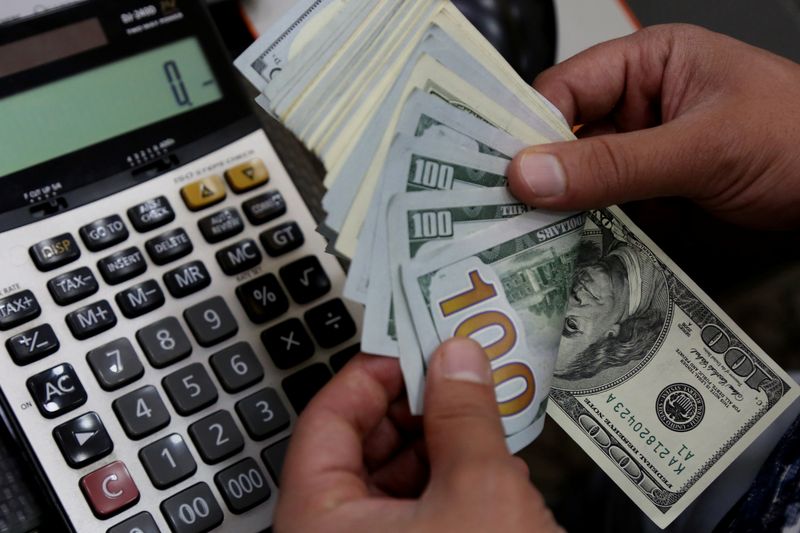 &copy; Reuters. A money changer counts U.S. dollar banknotes at a currency exchange office in Diyarbakir, Turkey May 23, 2018. REUTERS/Sertac Kayar