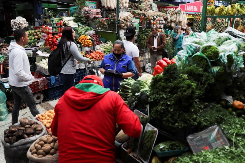 &copy; Reuters. People walk through the Paloquemao market square, amid inflation reaching the highest figures in years, in Bogota, Colombia October 7, 2022. REUTERS/Luisa Gonzalez