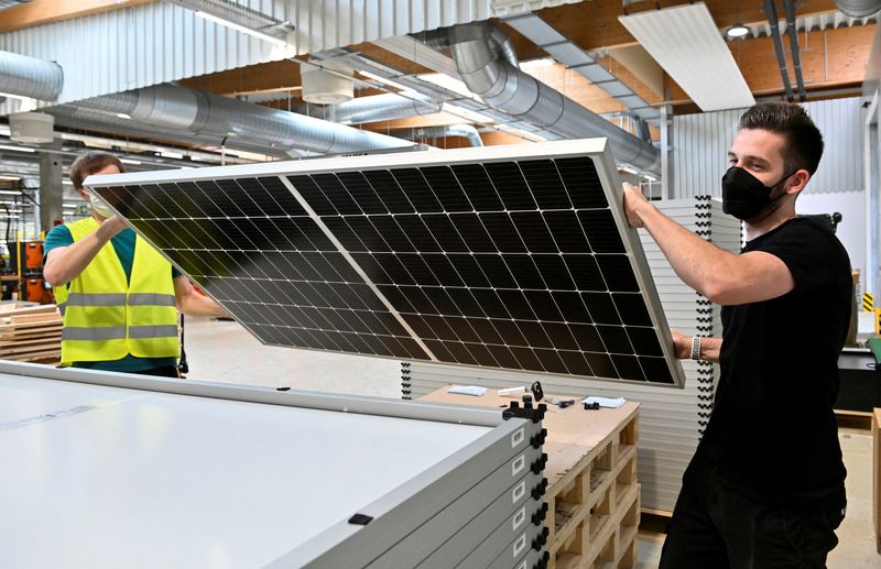 © Reuters. FILE PHOTO: Technicians sort solar panels on a production line in Dresden, Germany, May 4, 2022. REUTERS/Matthias Rietschel/File Photo