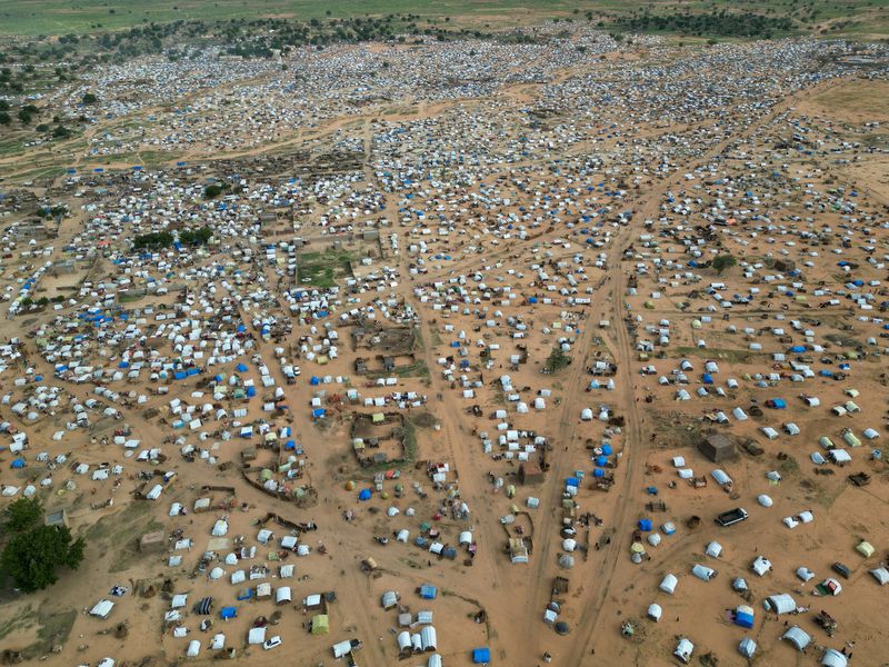 &copy; Reuters. مشهد جوي لملاجئ مؤقتة للسودانيين في آدري بتشاد الفارين من الصراع الدائر في إقليم دارفور في صورة التقطت يوم 20 يوليو تموز 2023. تصوير: زهرة بن سم