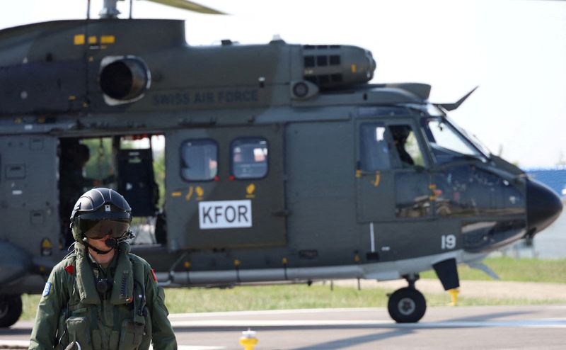 © Reuters. FILE PHOTO: A Swiss pilot member of the NATO-led Kosovo Force (KFOR) walks at NATOÕs headquarters in Pristina, Kosovo, June 20, 2023. REUTERS/Fatos Bytyci/File Photo