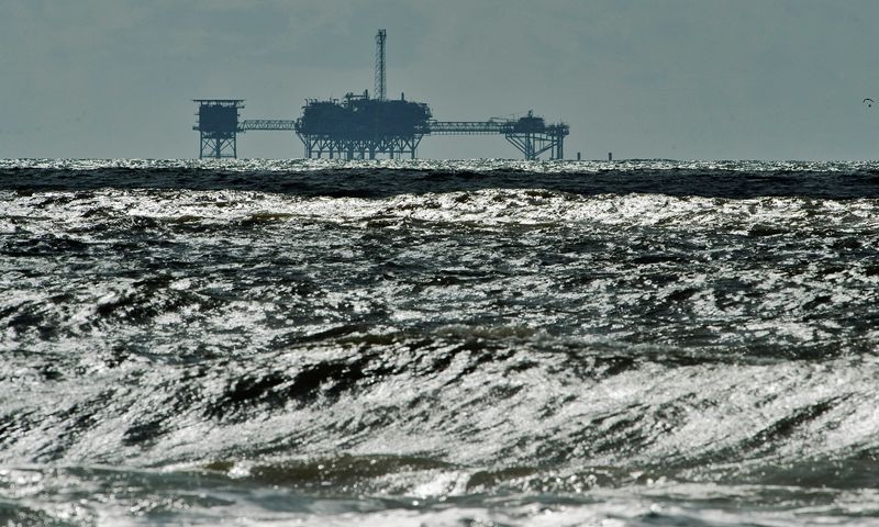© Reuters. FILE PHOTO: An oil and gas drilling platform stands offshore in Dauphin Island, Alabama, October 5, 2013. REUTERS/Steve Nesius/File Photo