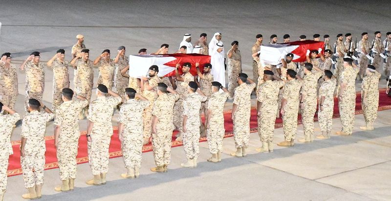&copy; Reuters. لقطة مقتبسة من مقطع فيديو تصور وصول جثماني جنديين بحرينيين إلى قاعدة جوية بحرينية يوم 26 سبتمبر أيلول 2023 بعد أن قتلا في هجوم حوثي بطائرة مسير