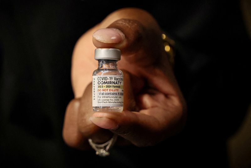 © Reuters. FILE PHOTO: The updated coronavirus disease (COVID-19) vaccine is displayed at Northwell Health at Long Island Jewish Medical Center in New Hyde Park, New York, U.S., September 13, 2023.  REUTERS/Brendan McDermid/File Photo