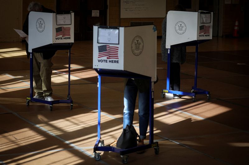 &copy; Reuters. Voters fill out ballots at a polling station during voting for the 2022 midterm elections in Brooklyn, New York, U.S., November 8, 2022.  REUTERS/Brendan McDermid/File Photo