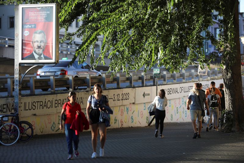 &copy; Reuters. People walk past an election posters ahead of the country's parliamentary election in Bratislava, Slovakia, September 29, 2023. REUTERS/Eva Korinkova