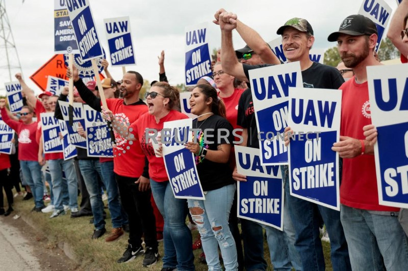 &copy; Reuters. Membros em greve dos United Auto Workers (UAW) em piquete em Delta Township, Michigan, EUA.
29/09/2023
REUTERS/Rebecca Cook