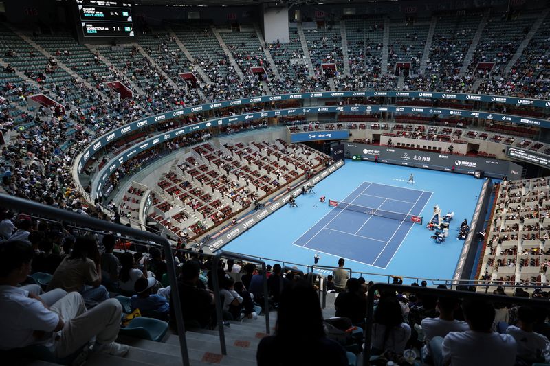 &copy; Reuters. 男子テニスの中国オープンは２９日、北京でシングルス１回戦を行い、西岡良仁はワイルドカードで出場の商竣程に５─７、７─５、６─１での逆転勝利を収めた（２０２３年　ロイター/Fl