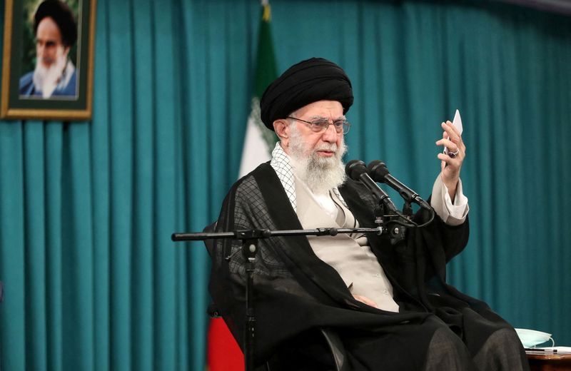 &copy; Reuters. FOTO DE ARCHIVO. El líder supremo de Irán, el ayatolá Ali Jamenei, habla durante una reunión con comandantes y un grupo de miembros del Cuerpo de la Guardia Revolucionaria Islámica en Teherán, Irán. 17 de agosto de 2023. Oficina del Líder Supremo 