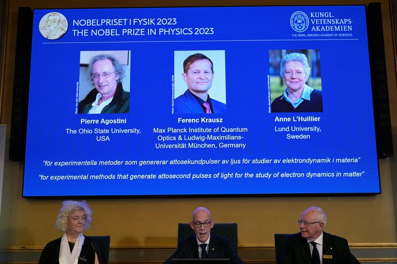 © Reuters. Hans Ellegren, permanent secretary of the Royal Academy of Sciences, flanked by Eva Olsson and Mats Larsson, members, announces this year's Nobel Prize winners in Physics, at the Royal Academy of Sciences in Stockholm, Sweden October 3, 2023.