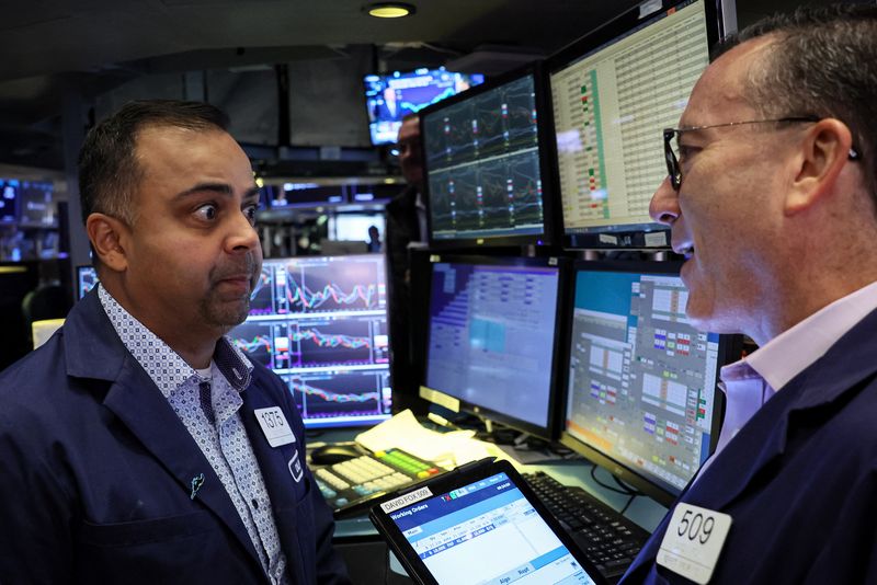 &copy; Reuters. FILE PHOTO: Traders work on the floor of the New York Stock Exchange (NYSE) in New York City, U.S., September 28, 2023.  REUTERS/Brendan McDermid/File Photo