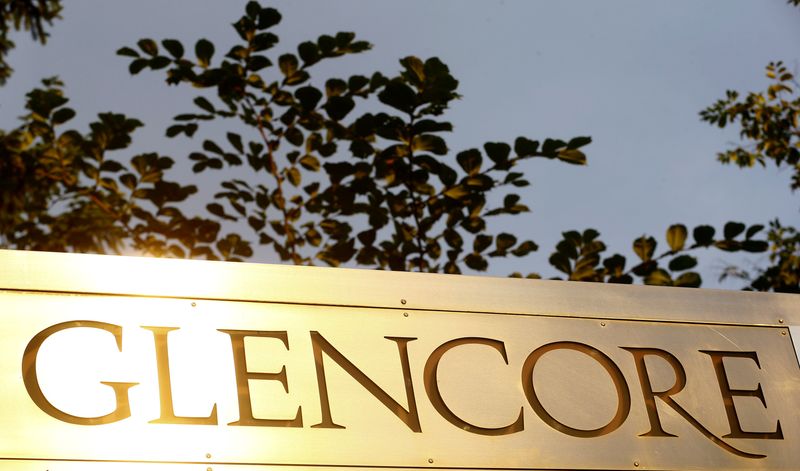 &copy; Reuters. Il logo di Glencore è raffigurato davanti alla sede della società a Baar, in Svizzera, il 18 luglio 2017.  REUTERS/Arnd Wiegmann/File Photo