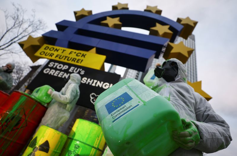 &copy; Reuters. Des manifestants participent à une manifestation contre le greenwashing devant le signe de l'ECB à Francfort. /Photo prise le 11 janvier 2022/REUTERS/Kai Pfaffenbach