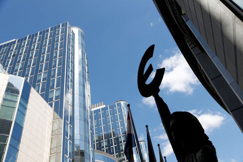 &copy; Reuters. FILE PHOTO: A sculpture of Euro symbol is pictured in front of the European Parliament in Brussels, Belgium, May 2, 2018. REUTERS/Francois Lenoir/File Photo