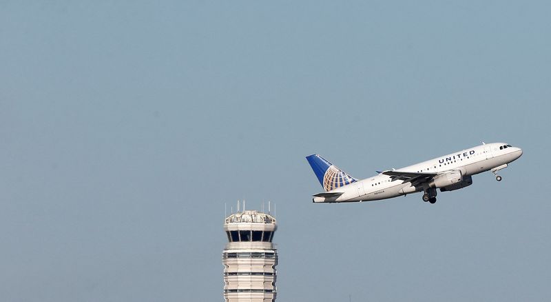 &copy; Reuters. FILE PHOTO: A United Airlines Airbus A319-100 jet takes off from Washington National Airport in Washington, U.S., August 9, 2017.   REUTERS/Joshua Roberts/File Photo