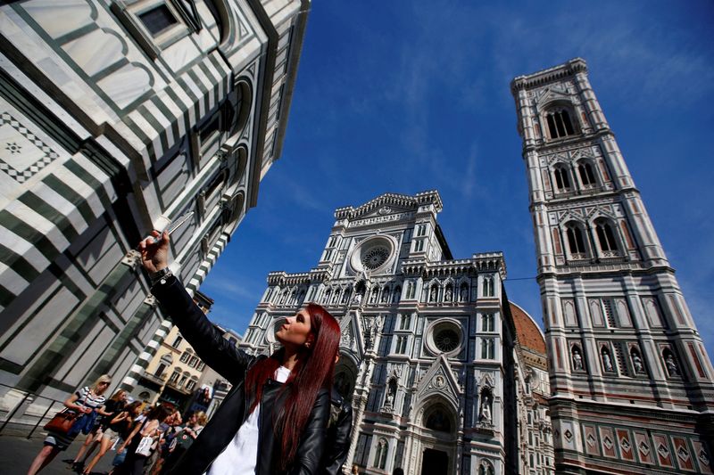 &copy; Reuters. Des touristes prennent des photos dans le centre de Florence, en Italie. /Photo prise le 31 mars 2017/REUTERS/Tony Gentile