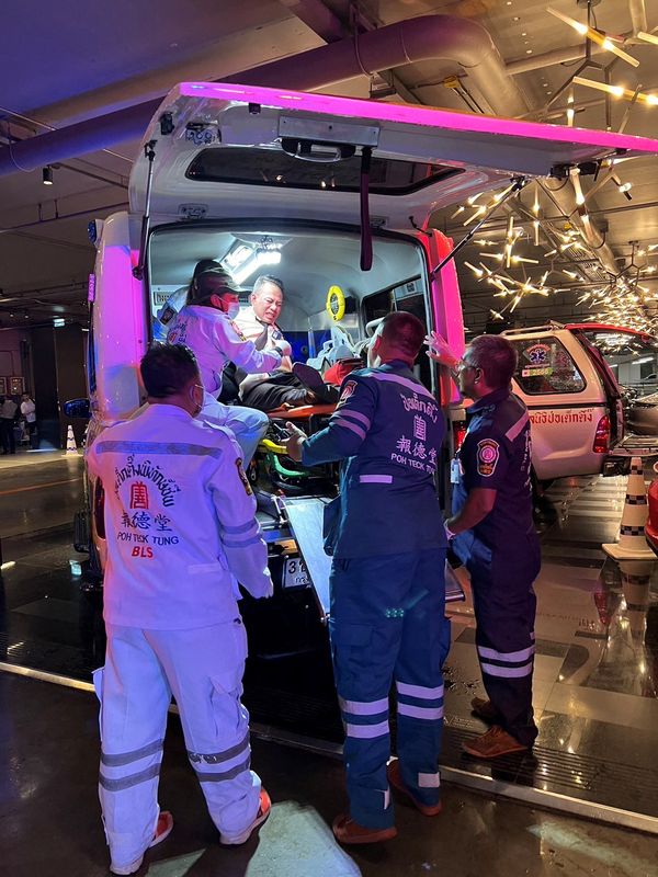 &copy; Reuters. Socorristas atendem pessoa ferida após ataque a tiros em shopping de Bangcoc
 3/10/2023 Divulgação via REUTERS