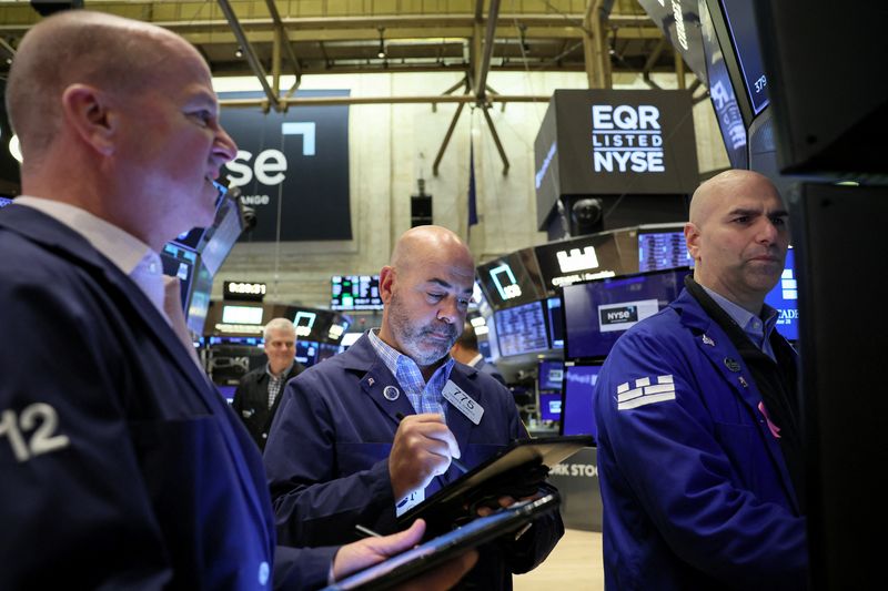 © Reuters. FILE PHOTO: Traders work on the floor of the New York Stock Exchange (NYSE) in New York City, U.S., September 28, 2023.  REUTERS/Brendan McDermid/File Photo