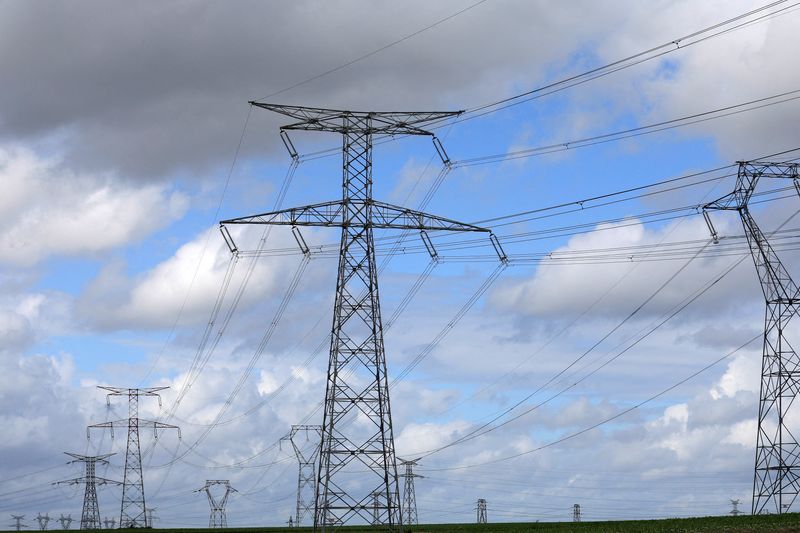 &copy; Reuters. FOTO DE ARCHIVO. Columnas eléctricas de alta tensión en Bouchain, Francia. 1 de agosto de 2023. REUTERS/Pascal Rossignol