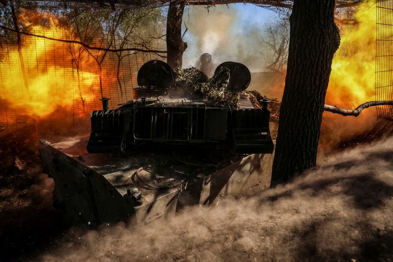 &copy; Reuters. FILE PHOTO: Ukrainian servicemen of the 10th separate mountain assault brigade 'Edelveis' of the Armed Forces of Ukraine fire a 2S1 Gvozdika self propelled howitzer towards Russian troops, amid Russia's attack on Ukraine, at a position in the Donetsk regi