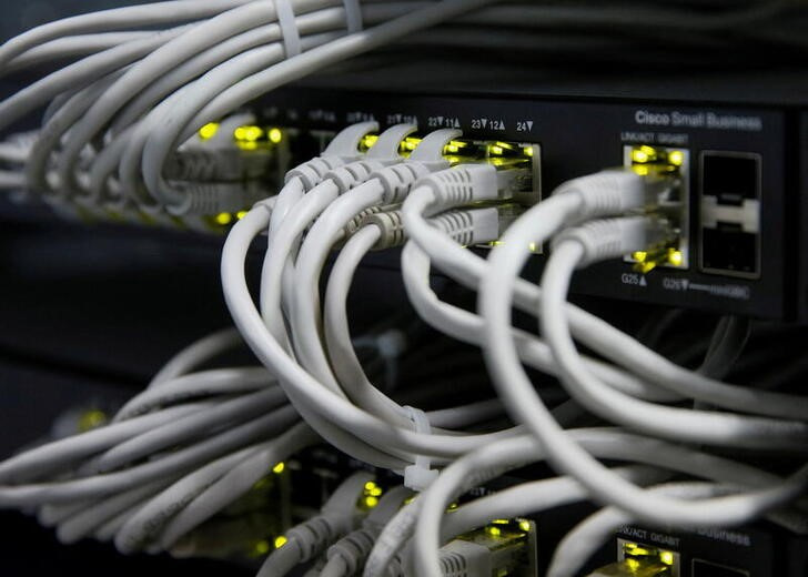 &copy; Reuters. FOTO DE ARCHIVO. Imagen de ilustración de cables Ethernet utilizados para la conexión a internet, en Kiev, Ucrania. 26 de julio de 2017. REUTERS/Valentyn Ogirenko