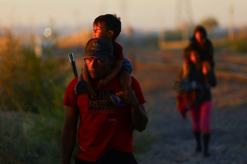 © Reuters. Migrants walk after arriving by train in an attempt to reach the United States, in Ciudad Juarez, Mexico, October 3, 2023. REUTERS/Jose Luis Gonzalez