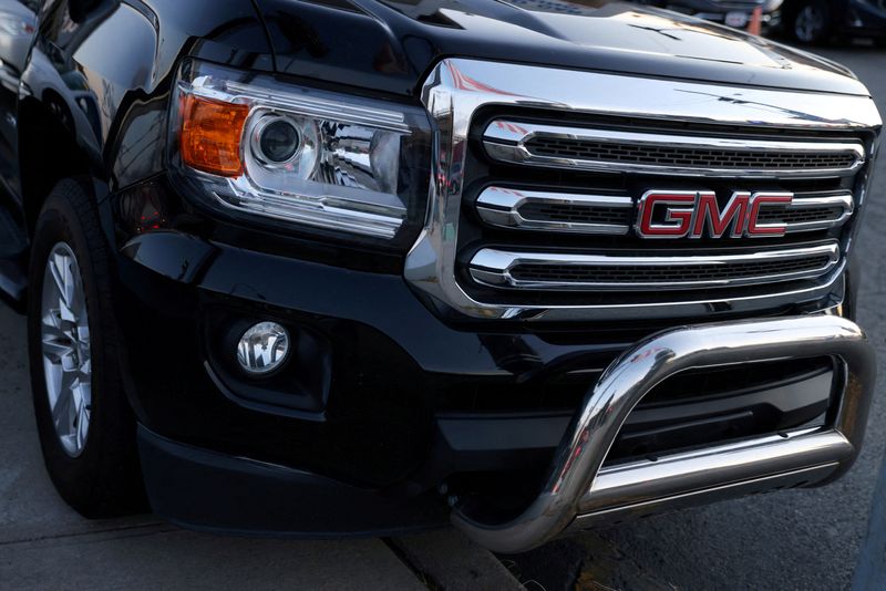 © Reuters. FILE PHOTO: A badge of GMC, an automobile brand owned by General Motors Company, is seen on the grill of a vehicle for sale at a car dealership in Queens, New York, U.S., November 16, 2021. REUTERS/Andrew Kelly/File Photo