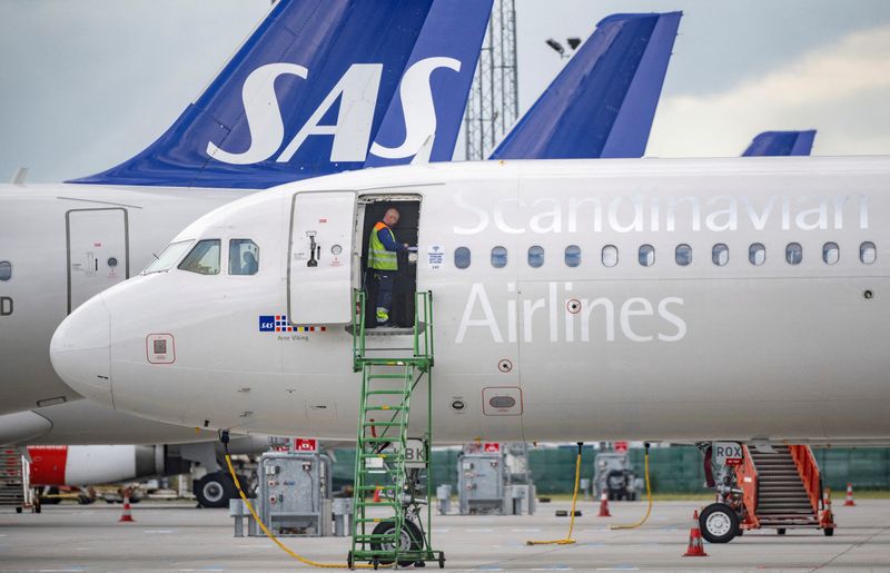 &copy; Reuters. Un technicien travaille à bord d'un Airbus A320neo de SAS à l'aéroport de Kastrup, au Danemark. /Photo prise le 4 juillet 2022/REUTERS/TT News Agency/Johan Nilsson 