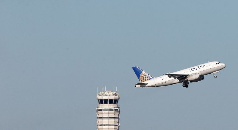 &copy; Reuters. FOTO DE ARCHIVO. Un avión Airbus A319-100 de United Airlines despega del Aeropuerto Nacional de Washington en Washington, EEUU, el 9 de agosto de 2017.   REUTERS/Joshua Roberts
