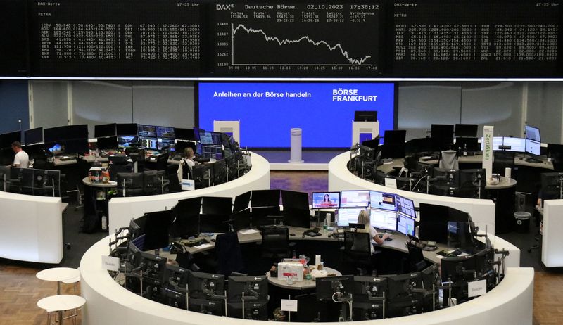 &copy; Reuters. شاشات إلكترونية تعرض حركة تداول الأسهم على مؤشر داكس الألماني ببورصة فرانكفورت يوم الاثنين . تصوير : رويترز . 