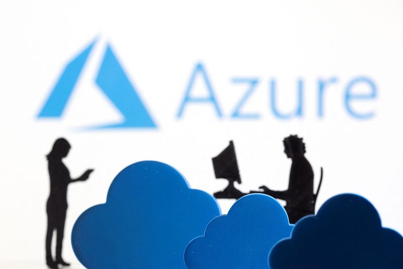 &copy; Reuters. Nubes y figuritas impresas en 3D delante del logotipo del servicio en la nube Microsoft Azure en esta ilustración tomada el 8 de febrero de 2022. REUTERS/Dado Ruvic/Ilustración 