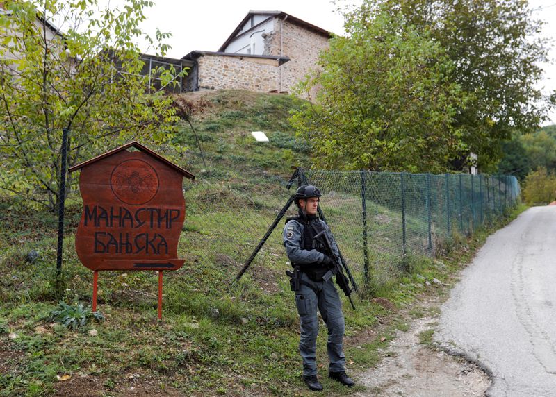 &copy; Reuters. Des policiers kosovars patrouillent sur la route menant au monastère de Banjska, au Kosovo. /Photo prise le 27 septembre 2023/REUTERS/Ognen Teofilovski