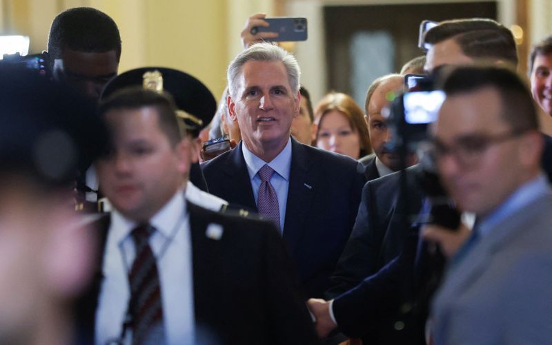 &copy; Reuters. U.S. House Speaker Kevin McCarthy (R-CA) walks back to his office from the House Chamber surrounded by reporters and cameras hours before a House vote that could determine his future as Speaker of the House, at the U.S. Capitol in Washington, U.S. October