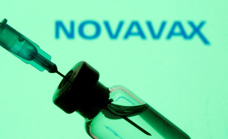 &copy; Reuters. FILE PHOTO: A vial and sryinge are seen in front of a displayed Novavax logo in this illustration taken January 11, 2021. REUTERS/Dado Ruvic/Illustration/File Photo