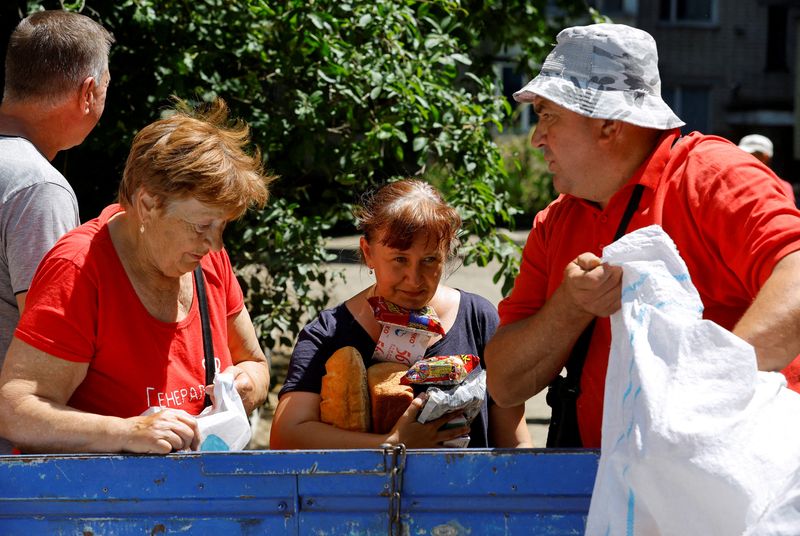 &copy; Reuters. FILE PHOTO: Local residents receive water and food aid after floodwaters receded following the collapse of the Nova Kakhovka dam in the course of Russia-Ukraine conflict, in the town of Hola Prystan in the Kherson region, Russian-controlled Ukraine, June 