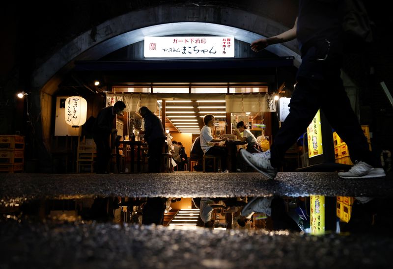 &copy; Reuters. FILE PHOTO: People sit in an izakaya pub restaurant at Shimbashi district in Tokyo, Japan June 15, 2022.  REUTERS/Issei Kato/File Photo