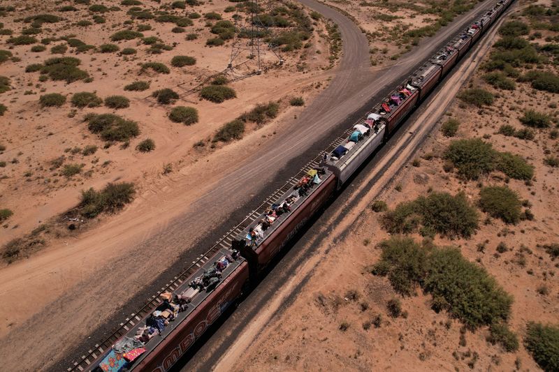 &copy; Reuters. Migrants travel on a train with the intention of reaching the United States, in Ciudad Juarez, Mexico, October 3, 2023. REUTERS/Jose Luis Gonzalez