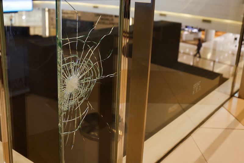 © Reuters. A bullet mark is seen on a glass at the luxury Siam Paragon shopping mall after Thai police arrested a teenage gunman who is suspected of killing foreigners and wounding other people in a shooting, in Bangkok, Thailand, October 4, 2023. REUTERS/Jorge Silva