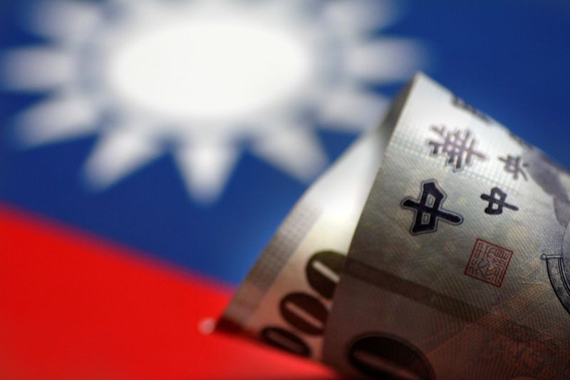 &copy; Reuters. 台湾中央銀行の楊金龍総裁は４日、為替市場に「極端な」変動があれば金融安定維持のため介入すると述べた。写真は２０１７年５月撮影（２０２３年　ロイター/Thomas White/Illustration）