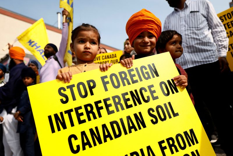 © Reuters. FILE PHOTO: Demonstrators gather across from the High Commission of India in Ottawa, Ontario, Canada September 25, 2023. REUTERS/Blair Gable/File Photo