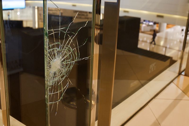 &copy; Reuters. أثر رصاصة على لوح زجاجي في مركز سيام براجون التجاري بعدما قامت الشرطة بالقبض على المشتبه به في قتل امرأتين أجنبيتين وإصابة آخرين في بانجوك ب