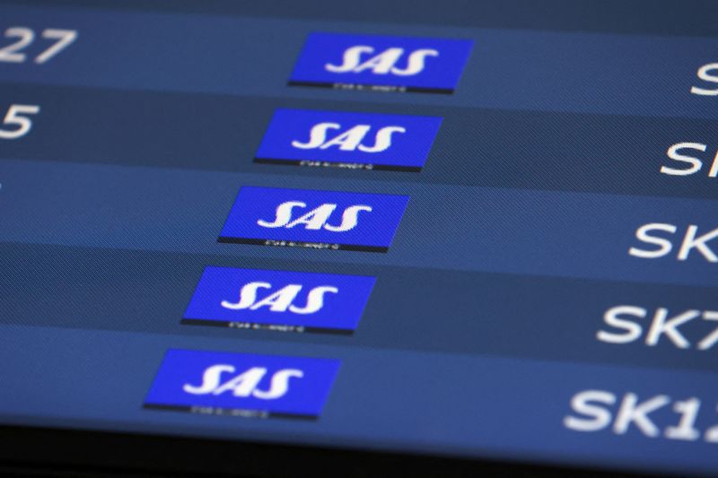 &copy; Reuters. FILE PHOTO: Scandinavian Airlines (SAS) flights are seen listed at Copenhagen Airport Kastrup in Copenhagen, Denmark, July 3, 2022. REUTERS/Andrew Kelly/File Photo