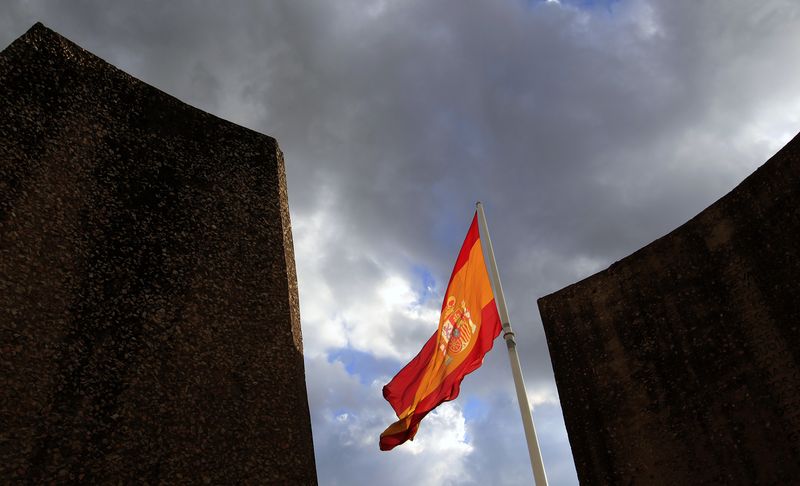 &copy; Reuters. Una bandiera spagnola sventola a Plaza de Colón, nel centro di Madrid, 28 maggio 2010. REUTERS/Andrea Comas