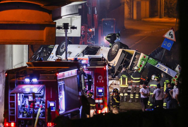 &copy; Reuters. FILE PHOTO: Firefighters and rescue personnel work near a coach after it crashed off an overpass near Venice, in Mestre, Italy, October 4, 2023. REUTERS/Claudia Greco/File Photo